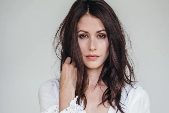 Amanda Crew 